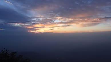 延时峨眉山金顶的日出时刻视频的预览图
